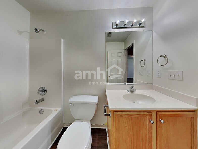 Building Photo - 606 3 Oaks Dr