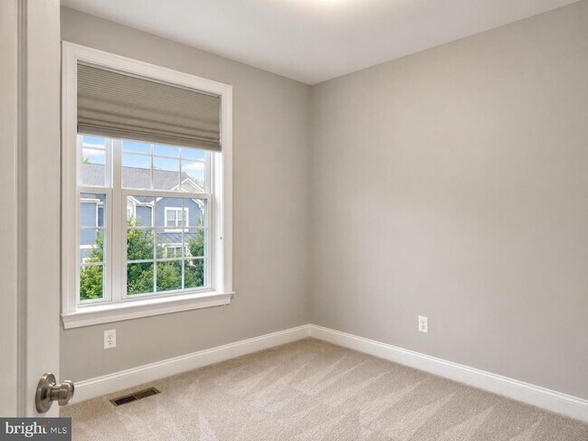 Building Photo - 3348 Burton Dr