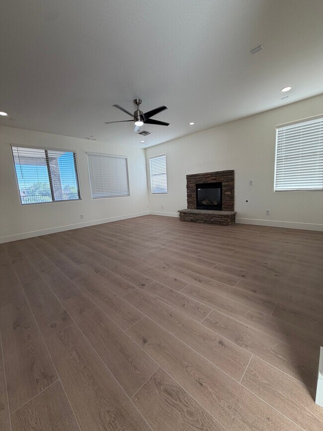 Building Photo - 2741 E Quiet Hollow Ln