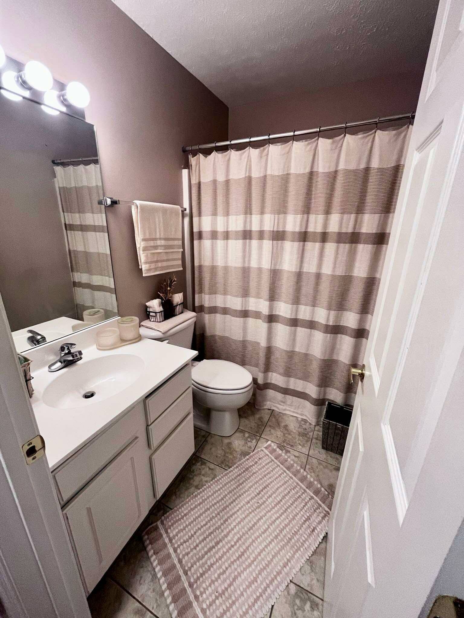 2 bathroom - 250 Donna Ave