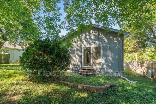 Building Photo - 525 NE Karapat Dr