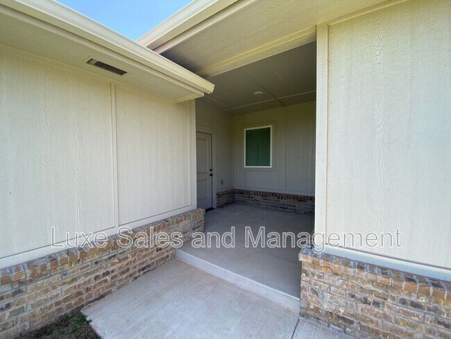 Building Photo - 8000 NW 110th Dr