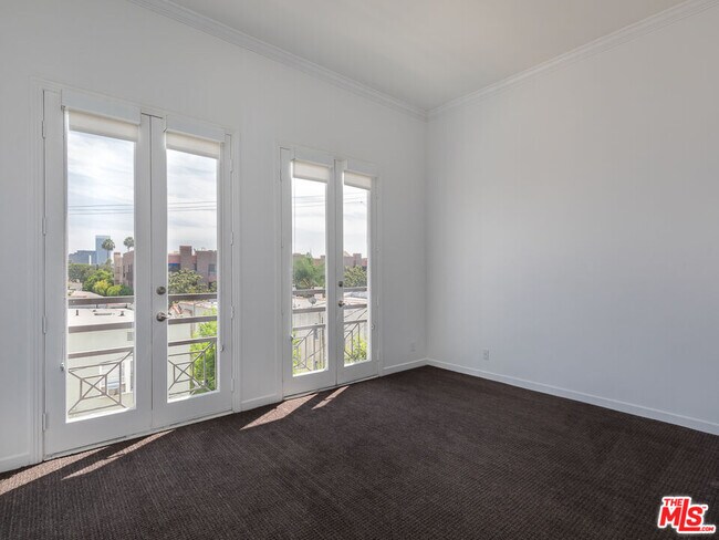 Building Photo - 230 S Hamilton Dr