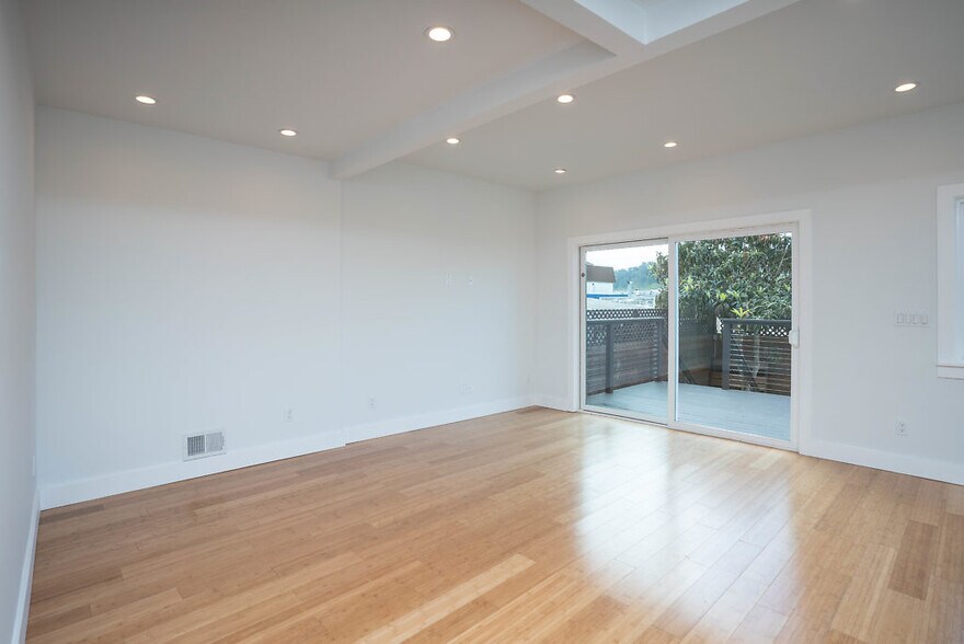 Building Photo - 1461 Thomas Ave