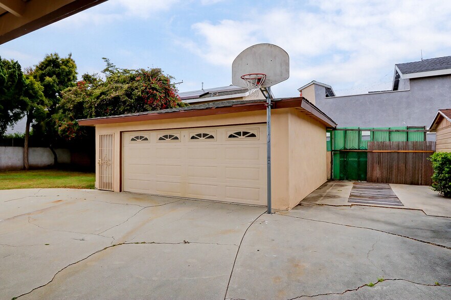 Building Photo - 2407 Mackay Ln