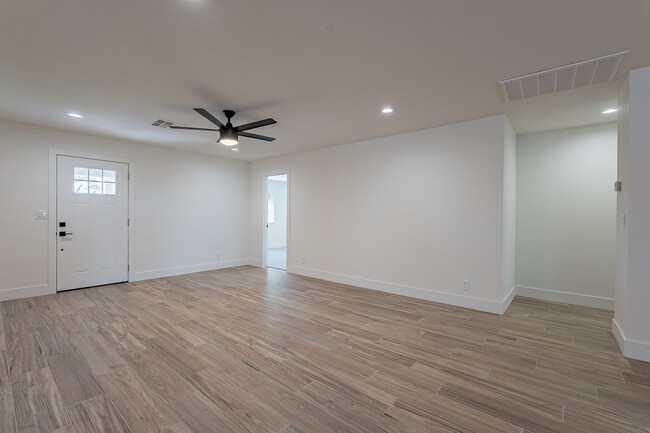 Building Photo - Stunning Clean Updated Home in Tempe!