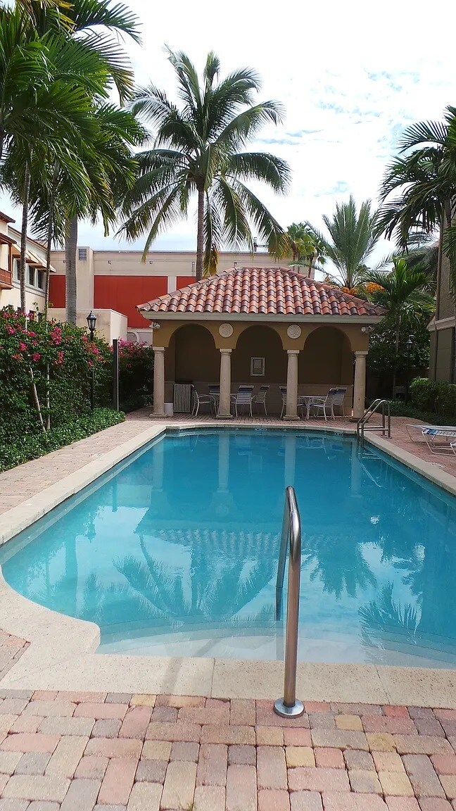 Building Photo - 580 S Sapodilla Ave