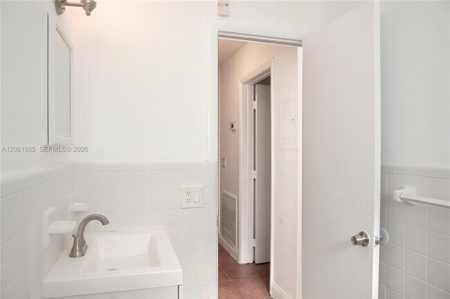 Building Photo - 304 SE 9th Ct