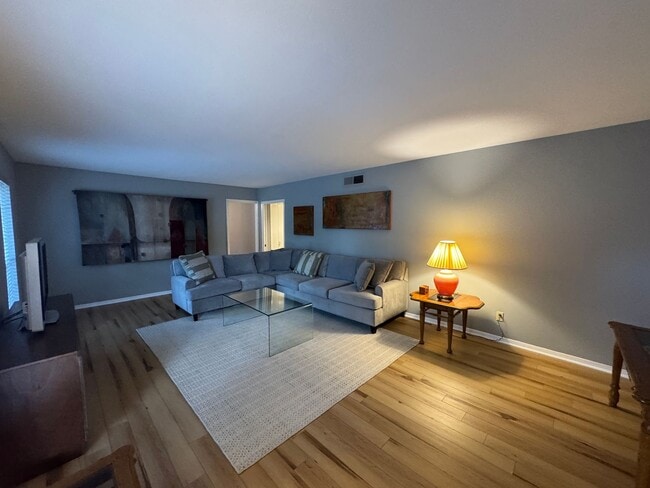 Building Photo - GREAT SPACIOUS CONDO | GATED | MEDICAL CEN...