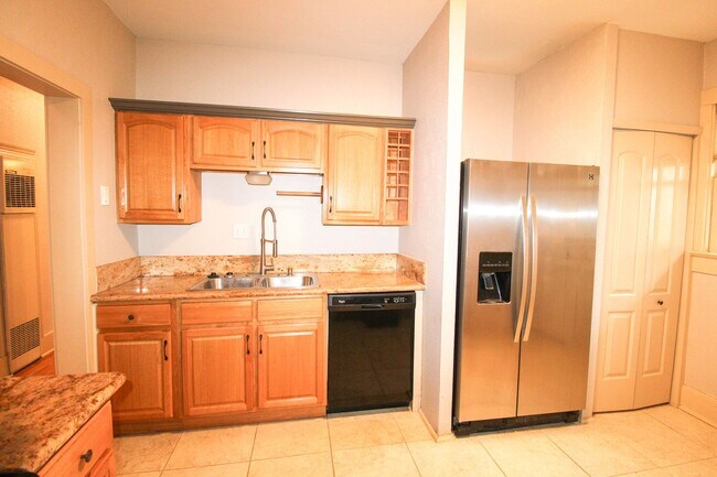 Building Photo - 438 W Rosewood Ave