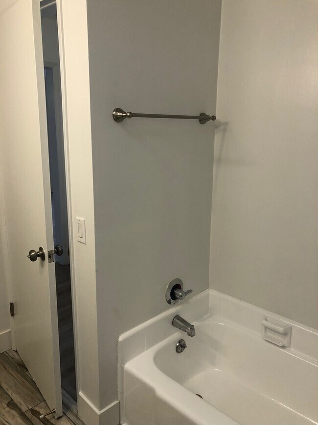 Building Photo - RENOVATED 1 BDRM-HARDWOOD FL,STAINLESS STE...