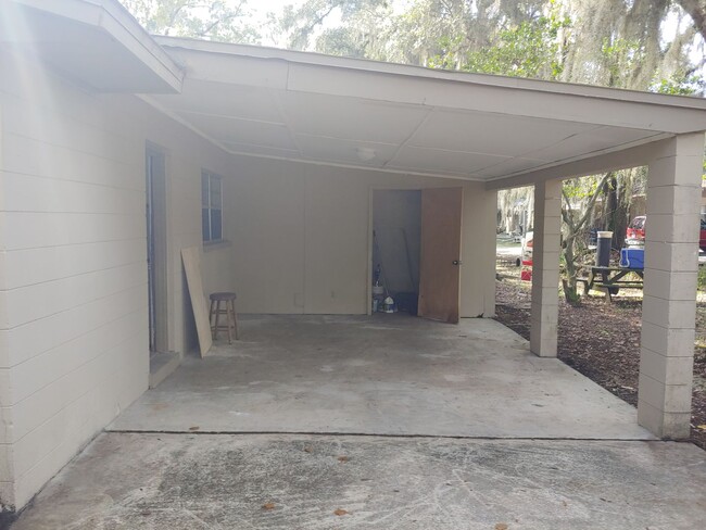 Building Photo - 2/1 Duplex Conveniently Located Just Off W...