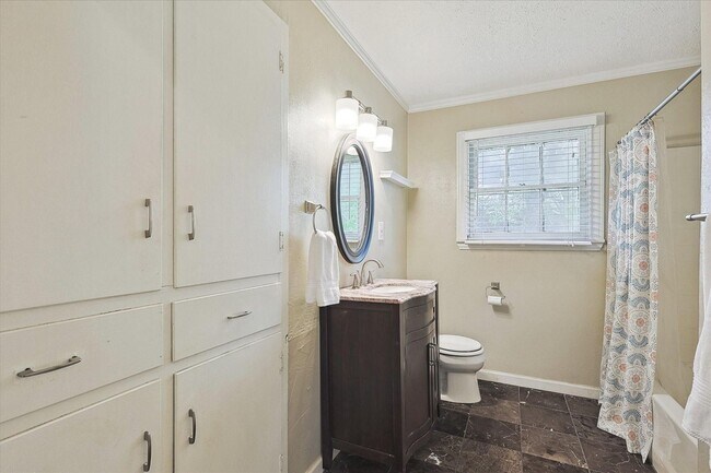 Building Photo - Amazing Historic 1940's Home in Original C...