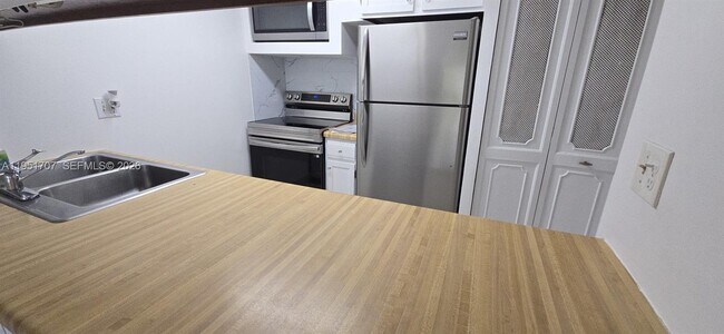 Building Photo - 3680 Inverrary Dr