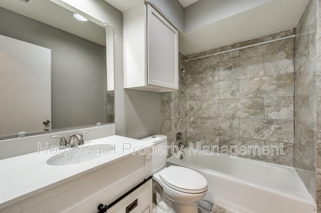 Building Photo - 2211 Heritage Cir