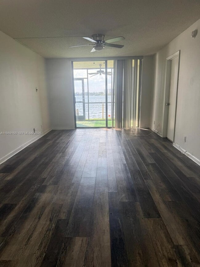 Building Photo - 109 Lake Emerald Dr