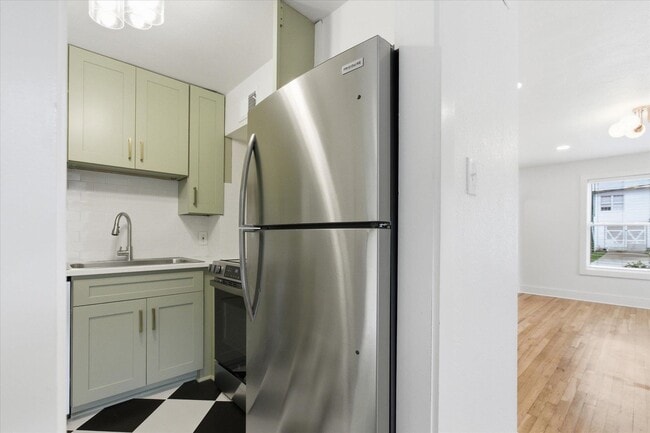 Building Photo - 421 E Jennings St