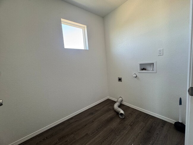 Building Photo - 516 E Reed St