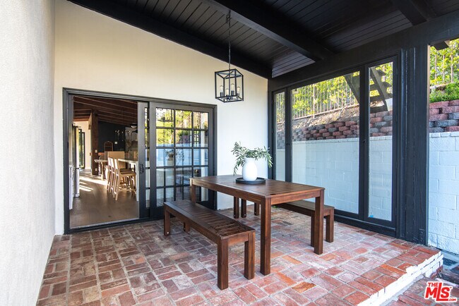 Building Photo - 9265 Thrush Way