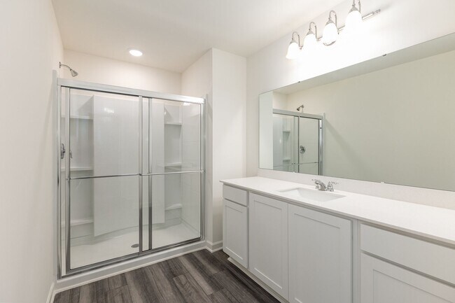 Building Photo - Absolutely Beautiful Townhome in Lovely Wake Forest Community