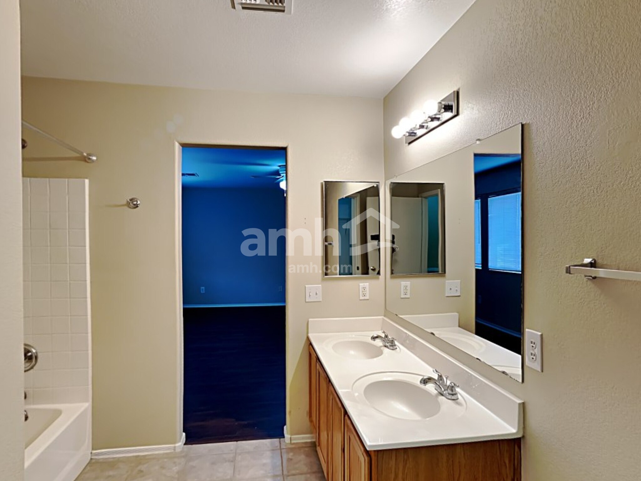 Building Photo - 1102 E Renegade Trl