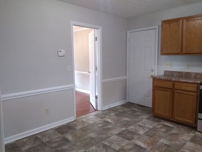 Building Photo - UPDATED & SPACIOUS 3 Bedroom 2 Bathroom home close to SHOPPING & FT BRAGG!!