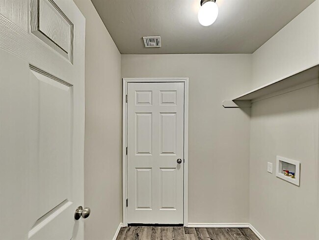 Building Photo - 2501 Ressie Ln