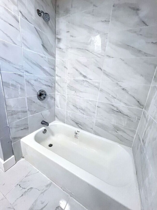 Building Photo - Spacious & Charming 5-Bedroom Home with Mo...