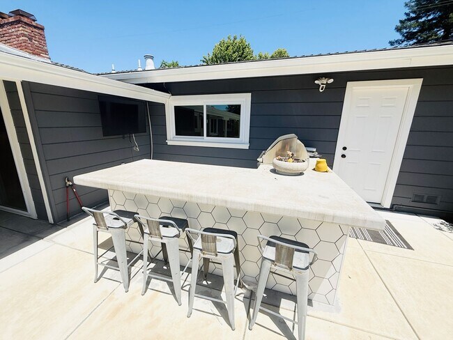 Building Photo - Corner lot 4-bedroom, 3-bathroom, 2,100 sq. ft. ranch-style home.  Great Location!