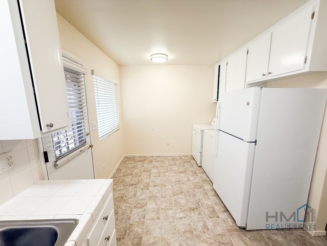 Building Photo - Homes Management - 2 Bed, 1.5 Bath Duplex ...
