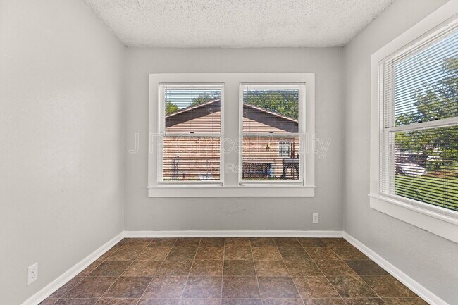 Building Photo - 807 W Sabine St
