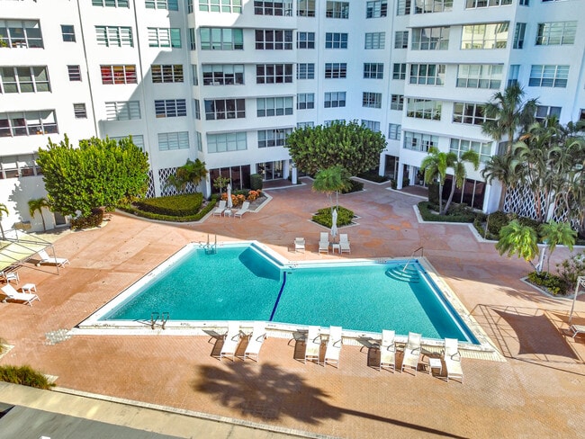 Building Photo - 9100 W Bay Harbor Dr
