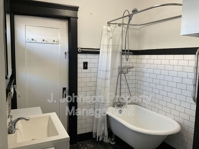 Building Photo - 1143 Wall St