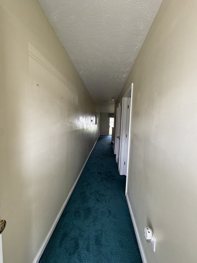 Building Photo - 556 White River Dr