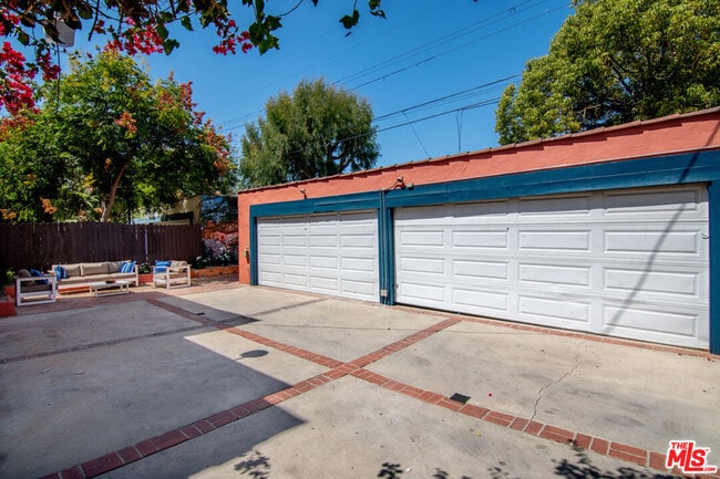 Building Photo - 1049 S Hayworth Ave