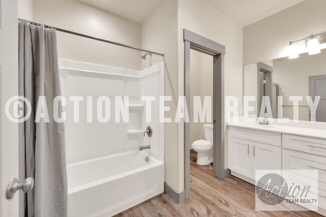 Building Photo - Townhome in Riverton!