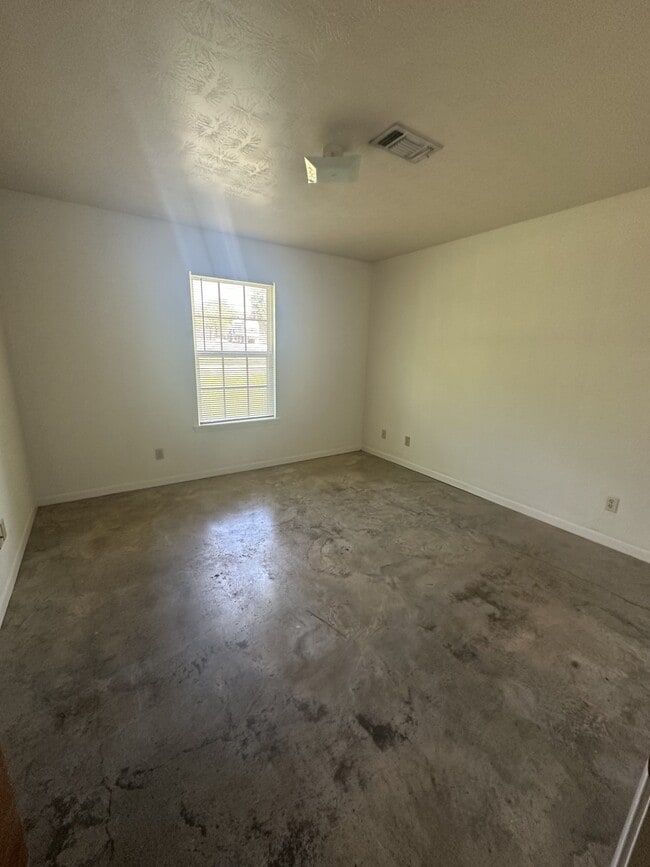 Building Photo - 907 Petty St