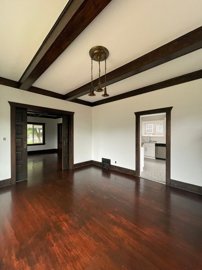 Building Photo - 4 Bedroom Home