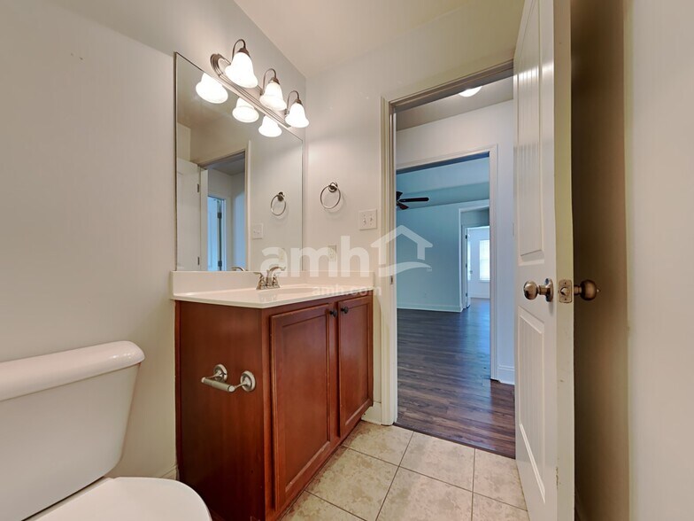 Building Photo - 2961 S Hartland Dr