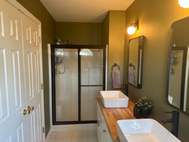 Building Photo - 5121 Saddle Cir