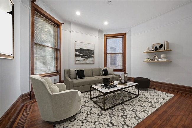 Building Photo - 709 W Roscoe St