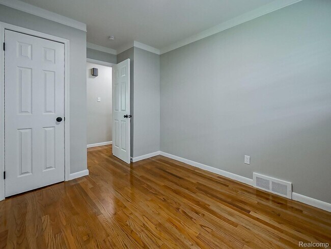 Building Photo - $2300 3 bed 2 bath bungalow