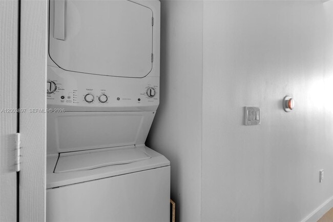 Building Photo - 650 NE 32nd St