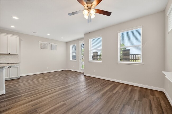 Building Photo - 9816 Magnolia Village Ln