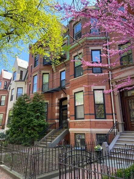 Building Photo - 300 Marlborough St