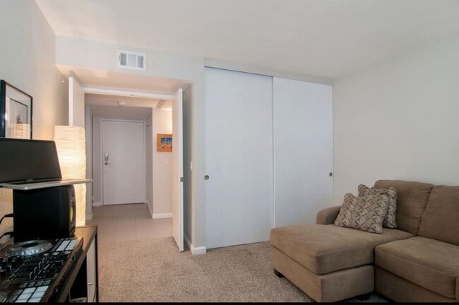 Building Photo - Spacious 2BR/2BA