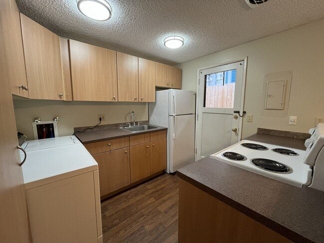 Building Photo - Bright 2-Bedroom Home with Open Living Are...