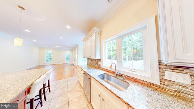 Building Photo - 6403 Earlham Dr