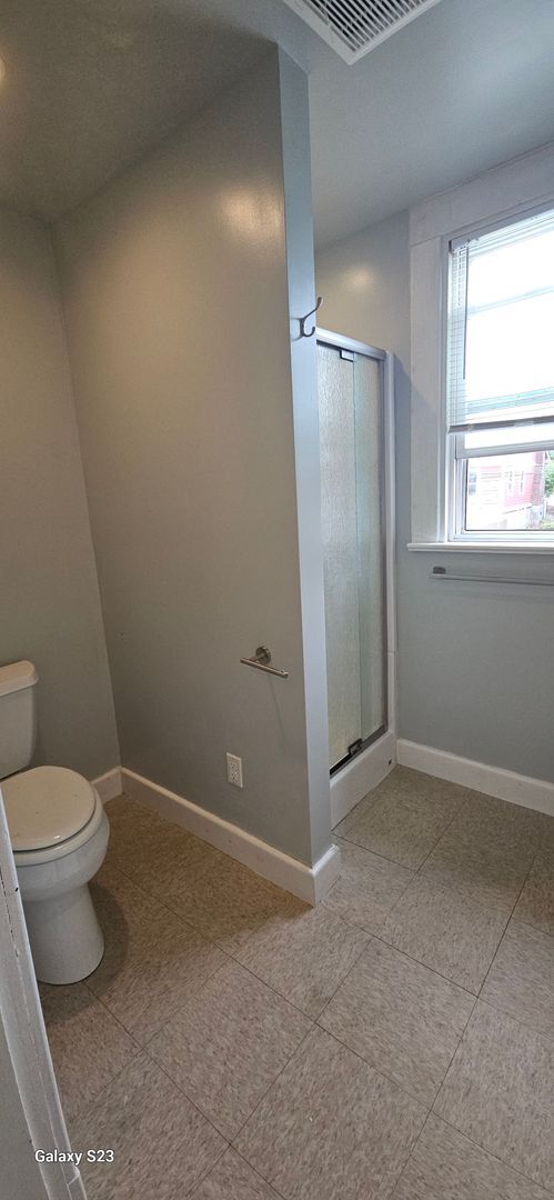 Building Photo - APPLICATION PENDING - Lovely 2bedroom/1 bo...