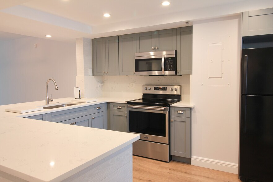 Building Photo - 6562 Boca del Mar Dr